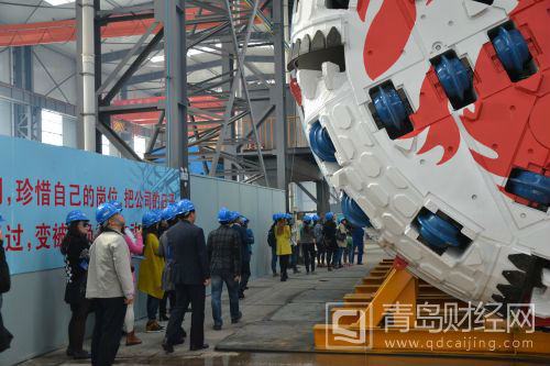 貫龍?zhí)査淼谰蜻M(jìn)機的刀盤（藍(lán)色部位），正面面板采用整鋼，在溫度高、扭矩大、長時間震動、惡劣地質(zhì)作用下也不會發(fā)生變形