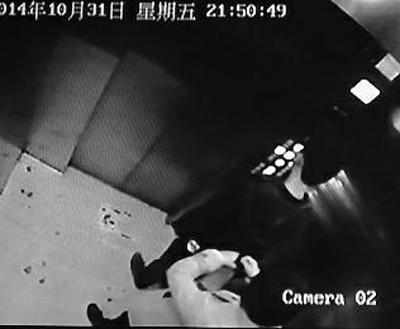 17歲男孩出電梯前按亮20余層按鈕被扇耳光(圖)