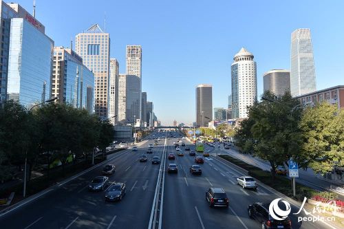 11月3日早高峰時(shí)拍攝的國(guó)貿(mào)建國(guó)路路況。(人民網(wǎng)記者 翁奇羽 攝)
