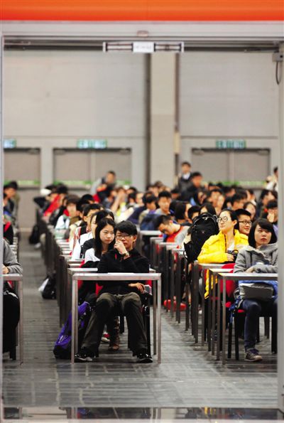 2014年1月25日，香港亞洲國際博覽館考場，近萬名考生參加SAT考試。