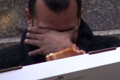 視頻制作人感謝這名流浪漢的慷慨,并打開錢包,送給他大筆現金,這名流浪漢激動落淚。