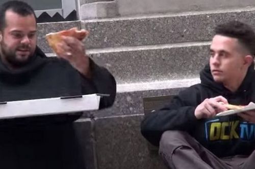 當“饑餓的路人”走過來,要求分享他的比薩餅時,這名流浪漢毫不猶豫地撕下一片,送給他吃。