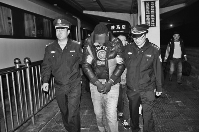 跨國電信詐騙案中負責在中國&ldquo;取錢&rdquo;的外籍騙子在沈陽落網后被押解回駐馬店