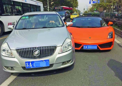 別克車撞上了蘭博基尼。 交警供圖