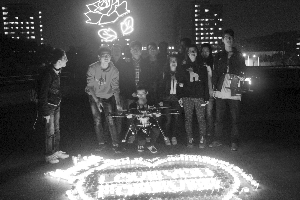 馮雙記的同學在操縱無人機