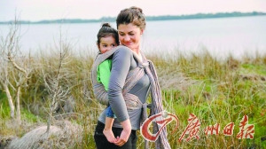 薩什&middot;米妮和女兒。