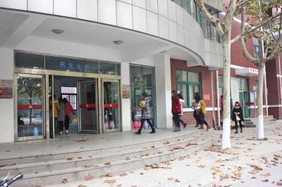 商丘學院10號宿舍樓門口