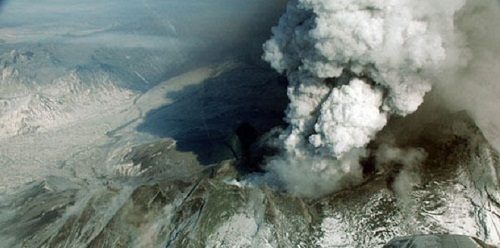 資料圖：巴夫拉夫火山是阿拉斯加最活躍的火山，位于安克拉治西南方約1005公里處，已有超過(guò)40次噴發(fā)記錄，今年稍早和去年均有噴發(fā)。