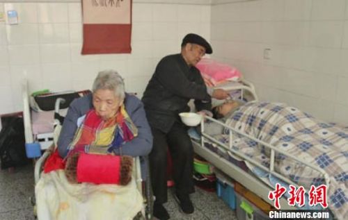 89歲老人照顧癱瘓妻女半個世紀稱要盡職盡責（圖）