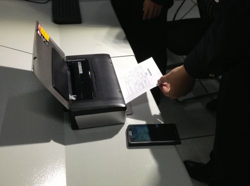 现场打印检查数据并交现场企业负责人签字确认