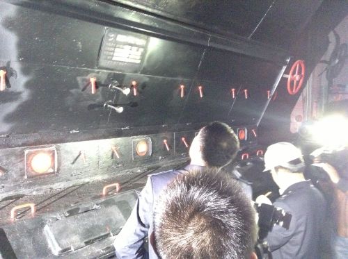 图为监察人员在检查锅炉