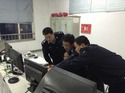 图为检察人员在对在线监控设备进行检查