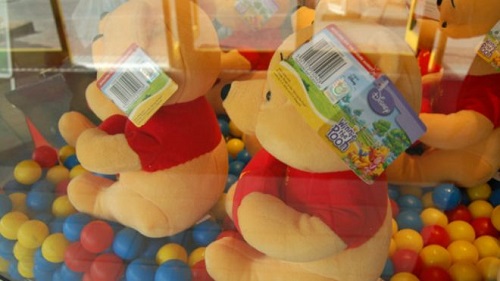 波蘭中部小鎮(zhèn)圖申的地方當(dāng)局決定嚴(yán)禁小熊在當(dāng)?shù)氐膬和螛穲龀霈F(xiàn),原因是它的衣著“不合適”,而且其性別讓人有疑慮。