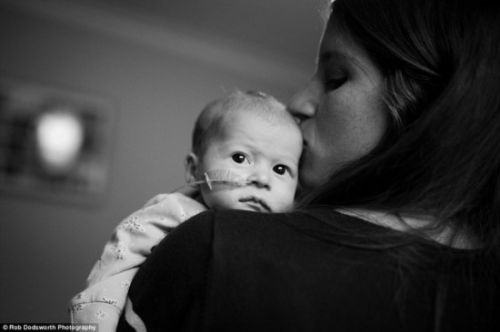 當天，凱特是在聽完一位33歲的母親講述自己孩子去世前最后幾周的故事時流下眼淚的。這名母親的女兒比阿特麗斯由于患有罕見心臟疾病，出生剛滿16周便不幸離世。