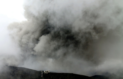 U553P4T8D6819606F116DT20141127102441阿蘇山26日冒出了1000米高的白煙。