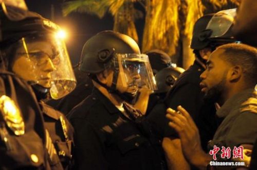 資料圖：當地時間11月25日晚，洛杉磯上千人走上街頭舉行示威，抗議密蘇里州法院大陪審團24日做出不對警察威爾遜提出刑事起訴的決定。 中新社發 毛建軍 攝