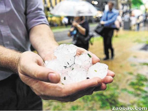 自27日開始，布里斯班就下起了如網(wǎng)球般大小的冰雹。