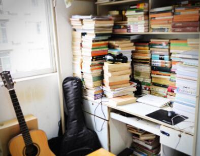 學霸宿舍藏書千余冊