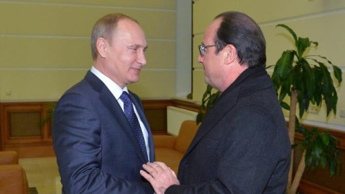 普京在莫斯科伏努科沃機場與法國總統奧朗德舉行會談，并詳細討論了停止烏克蘭暴力沖突的問題。