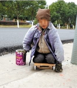 12點21分，他大概有點累了，爬行的速度越來越慢。