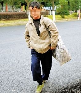 居然站起來行走，攔了輛公交車走了。