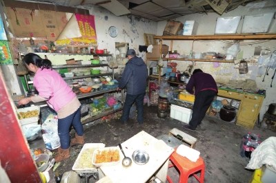 在臟亂平房內(nèi)加工&ldquo;黑盒飯&rdquo;。京華時報記者潘之望攝