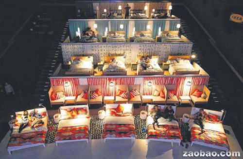 圖為俄羅斯一家電影院里的座位都改成了舒服的沙發或床。