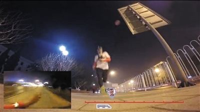 2 跑出地鐵后，潘海龍刷卡通過閘機，上電梯到達地面。據制作視頻的團隊介紹，選擇晚上&ldquo;挑戰&rdquo;是因為路上人少、安全性高。