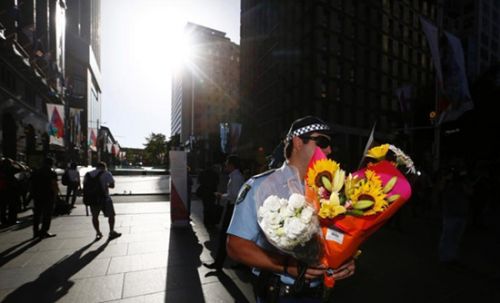 悉尼咖啡店劫持事件結束，共造成3人死亡，民眾赴現場獻花悼念。
