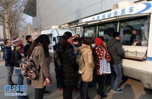 學(xué)生在北京郵電大學(xué)校園內(nèi)的流動(dòng)售票車(chē)前排隊(duì)買(mǎi)票。 新華社記者 陳曄華 攝 