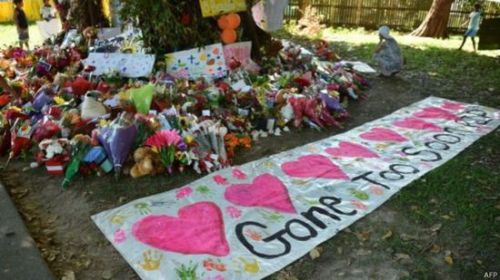 在事發房子旁邊的公園,有幾十人輪流前來獻上鮮花、布偶玩具和蠟燭,悼念被害者;有橫幅寫著:“Gone Too Soon(走得太早)”。圖片來源:法新社。