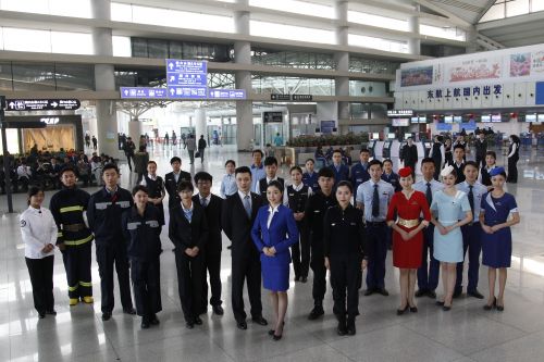 昨日，青岛机场各岗位员工身穿新制服在候机楼内上演了一场青春动感、活力四射的快闪活动，迎接2015年新年的到来。1