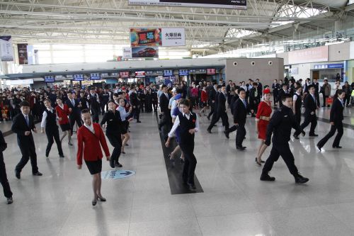 昨日，青岛机场各岗位员工身穿新制服在候机楼内上演了一场青春动感、活力四射的快闪活动，迎接2015年新年的到来。