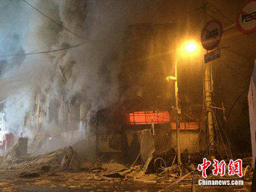 1點(diǎn)50分，火場(chǎng)現(xiàn)場(chǎng)再次塌方瞬間。中新網(wǎng) 王舒 攝