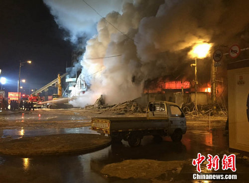 2時(shí)許，起火建筑全部坍塌。中新網(wǎng) 王舒 攝