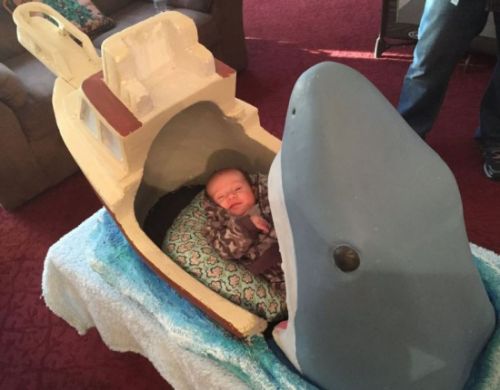 沒多久，小寶寶就和自己的新朋友混熟了，還露出甜甜的笑容。