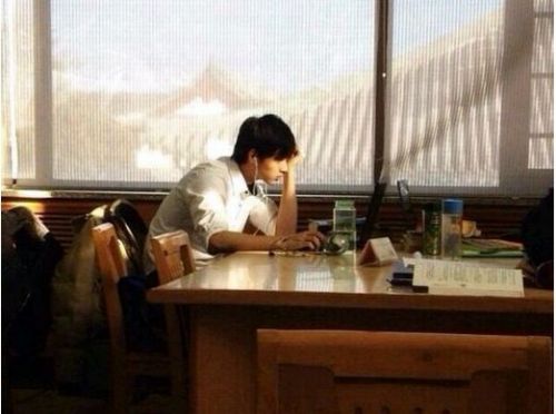 北大圖書館男神韋驍龍 網(wǎng)絡(luò)圖片