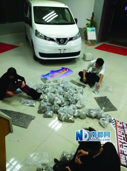 車行工作人員在數(shù)硬幣。 南都記者 劉輝龍 攝