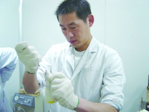 中科院海洋研究所海洋生物技術研究與發展中心研究員史大永在做實驗