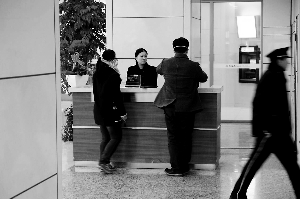 昨日，北京市疾控中心召開疫情緊急通報會，目前，東城區某大廈共計23人感染麻疹，4371人接種了麻疹疫苗。截至記者發稿時止，疫情已被控制，暫無新增病例。目前，全市處于麻疹高發期，未來春節前后，不排除繼續出現爆發疫情可能。