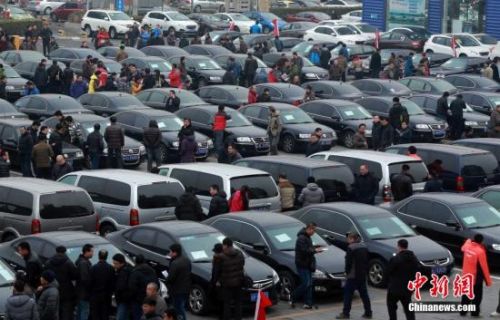 2015年1月25日，首批國(guó)家和中央機(jī)關(guān)取消的公務(wù)用車在北京亞運(yùn)村汽車交易市場(chǎng)拍賣。106輛公務(wù)用車整齊地?cái)[放在停車場(chǎng)中，吸引了眾多的競(jìng)拍者，場(chǎng)面火爆。中新社發(fā) 陳健男 攝 圖片來(lái)源：CNSPHOTO  