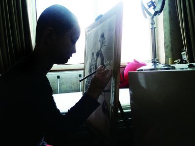 周巖通過努力學習繪畫，鍛煉自己的手部功能攝/記者柴程