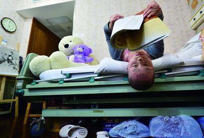 為避免脖頸處疤痕粘連，周巖經常要以仰臥姿勢進行恢復治療攝/法制晚報記者郭謙