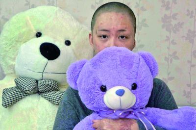 周巖休息的時候喜歡抱著自己的大毛絨玩具，這是她為數不多的&ldquo;朋友&rdquo;之一攝/記者柴程