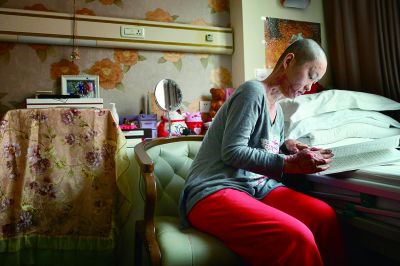 周巖在病房中看英語攝/法制晚報記者郭謙