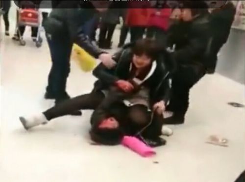 沈陽:女子因口角騎打老太 大喊我眼鏡三萬多