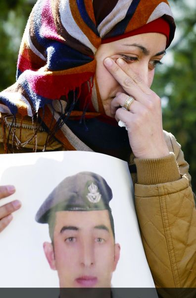 當地時間3日,卡薩斯貝的妻子手持其照片落淚