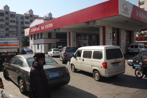 2月9日,我市某加油站排起了長隊。