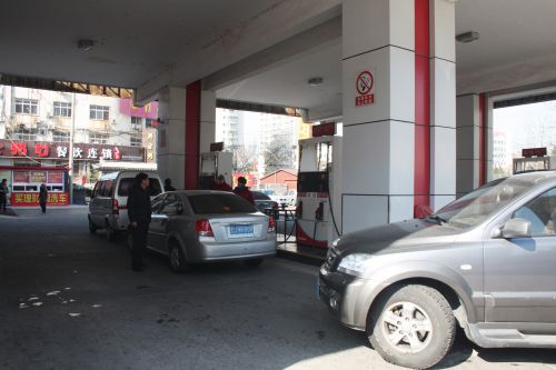 車輛在等候加油。