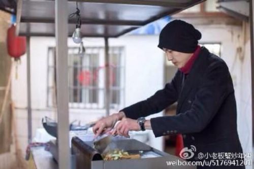 炒年糕小哥走紅腿長(zhǎng)顏值高 韓范十足